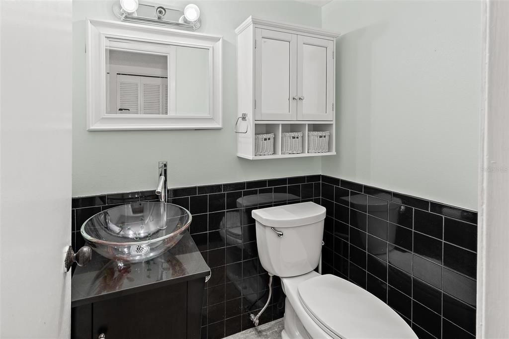 For Sale: $165,000 (1 beds, 1 baths, 737 Square Feet)