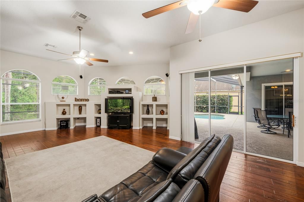 For Sale: $885,000 (5 beds, 3 baths, 4514 Square Feet)