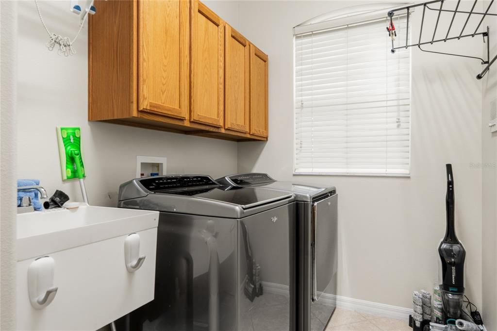 For Sale: $885,000 (5 beds, 3 baths, 4514 Square Feet)