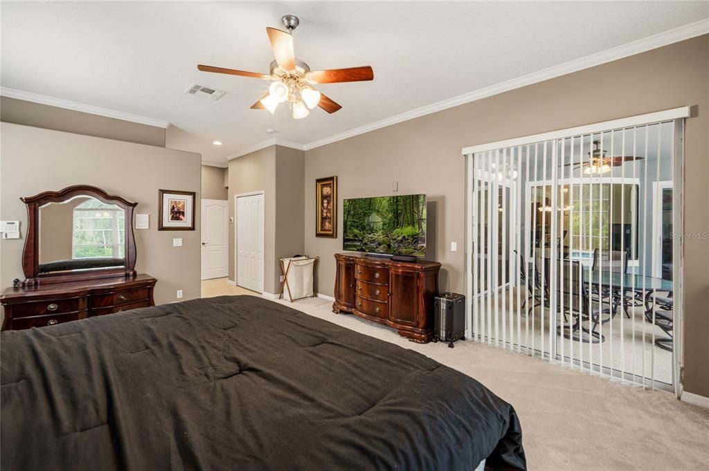 For Sale: $885,000 (5 beds, 3 baths, 4514 Square Feet)