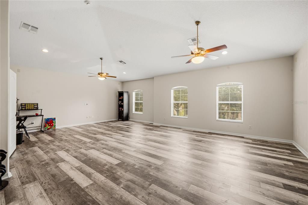 For Sale: $885,000 (5 beds, 3 baths, 4514 Square Feet)