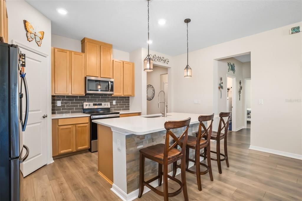 На продажу: $365,000 (4 спален, 2 ванн, 1834 Квадратных фут)