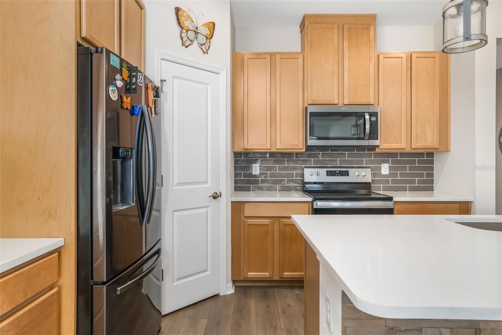 На продажу: $365,000 (4 спален, 2 ванн, 1834 Квадратных фут)