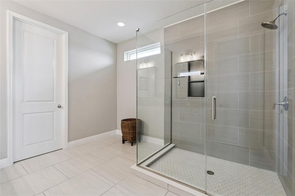 Activo con contrato: $889,000 (5 camas, 4 baños, 3625 Pies cuadrados)
