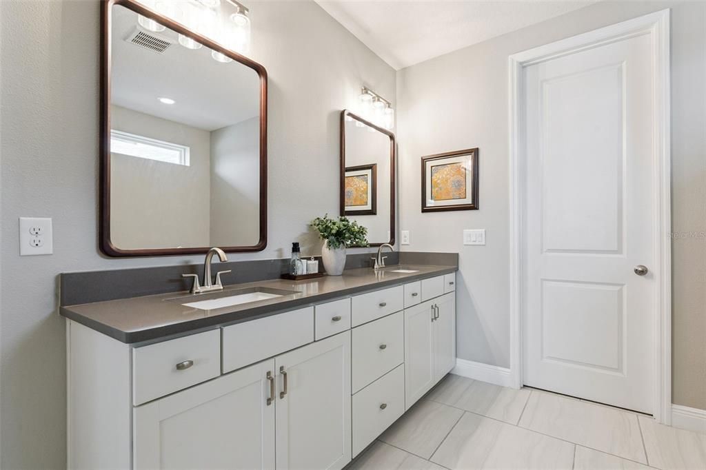 Activo con contrato: $889,000 (5 camas, 4 baños, 3625 Pies cuadrados)