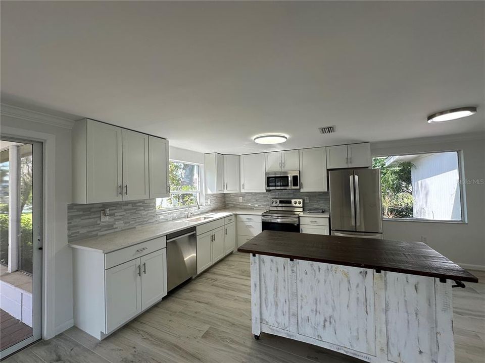 For Rent: $2,700 (3 beds, 2 baths, 1881 Square Feet)