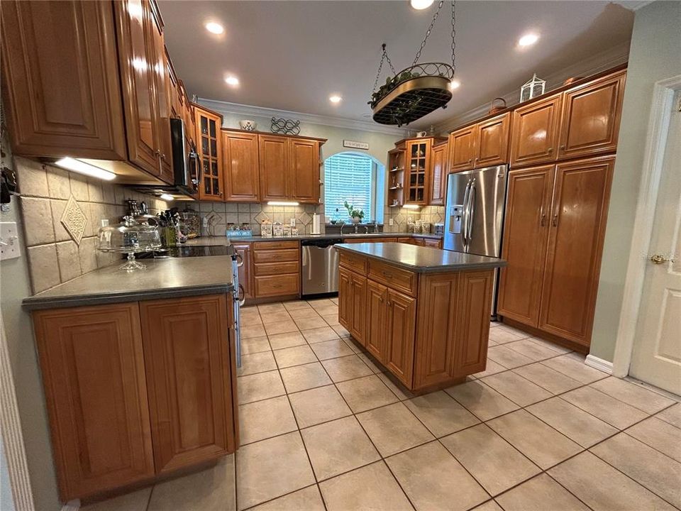 For Sale: $589,900 (5 beds, 2 baths, 2948 Square Feet)