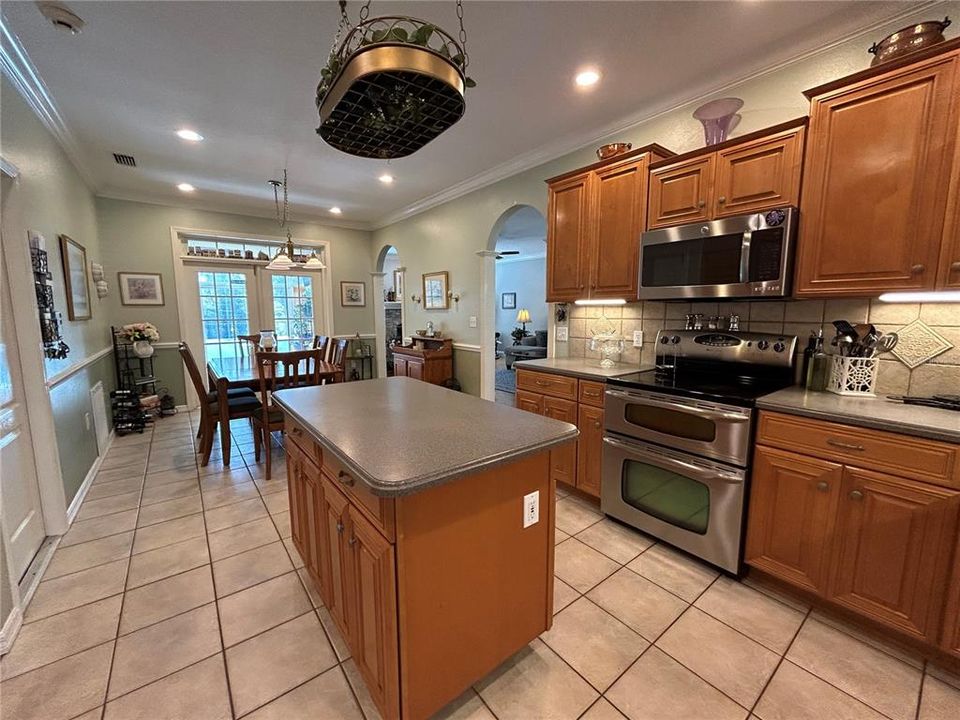 For Sale: $589,900 (5 beds, 2 baths, 2948 Square Feet)