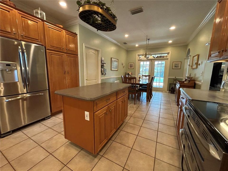 For Sale: $589,900 (5 beds, 2 baths, 2948 Square Feet)