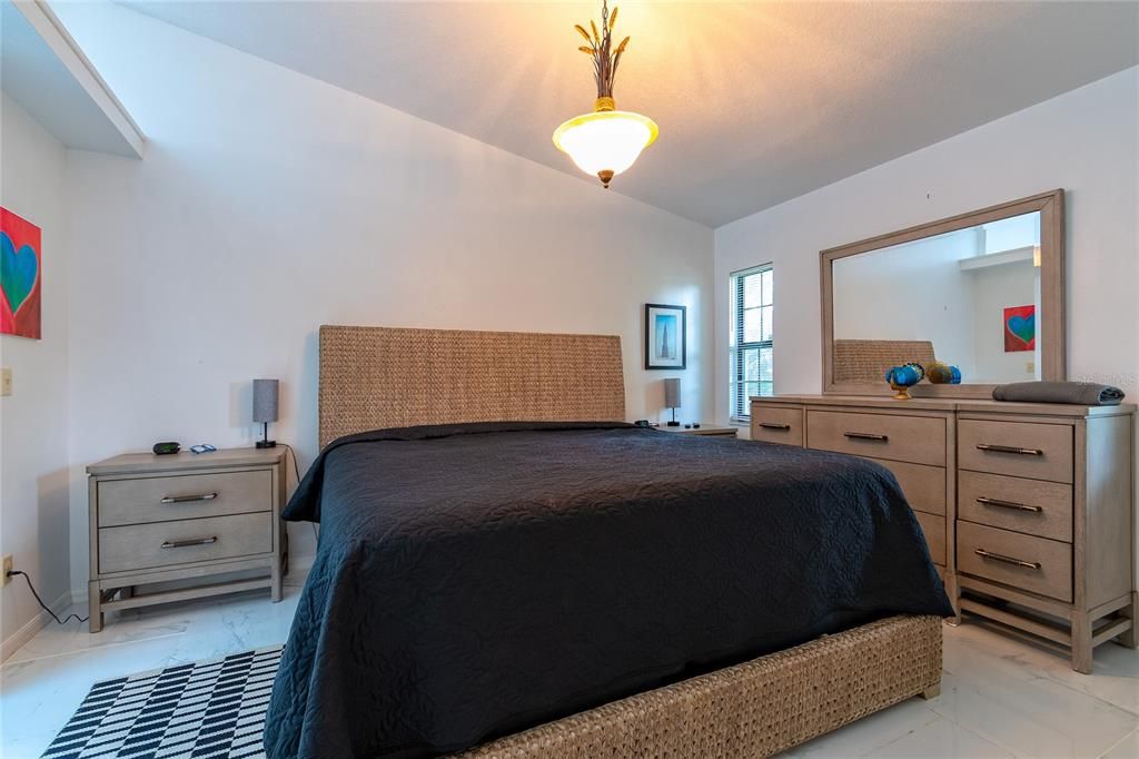For Sale: $419,900 (2 beds, 2 baths, 1147 Square Feet)