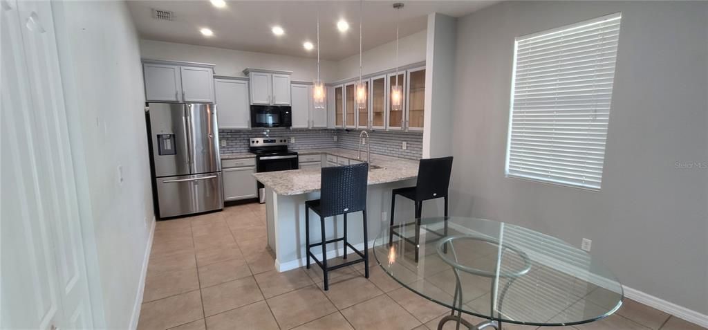 For Rent: $2,100 (3 beds, 2 baths, 1895 Square Feet)