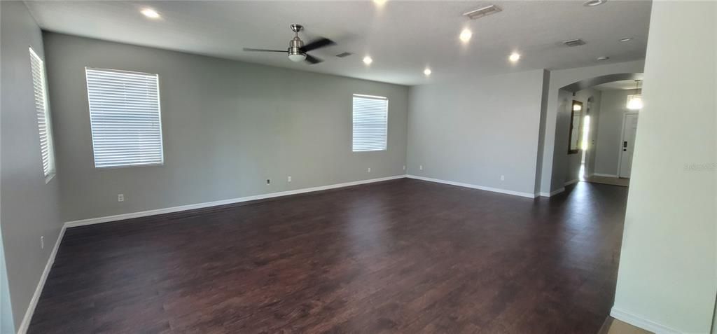 For Rent: $2,100 (3 beds, 2 baths, 1895 Square Feet)