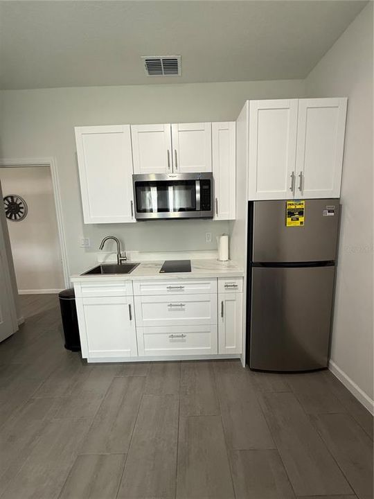 For Rent: $1,100 (1 beds, 1 baths, 360 Square Feet)