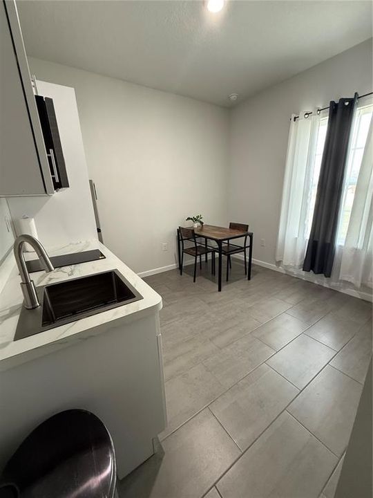 For Rent: $1,100 (1 beds, 1 baths, 360 Square Feet)
