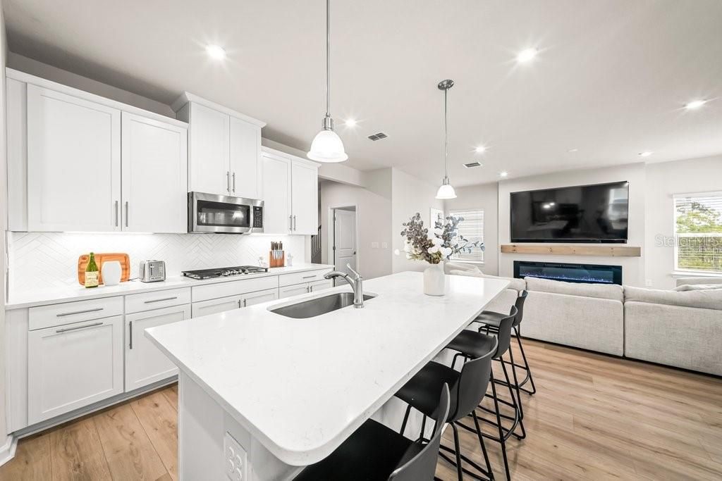 For Rent: $2,950 (4 beds, 2 baths, 2379 Square Feet)
