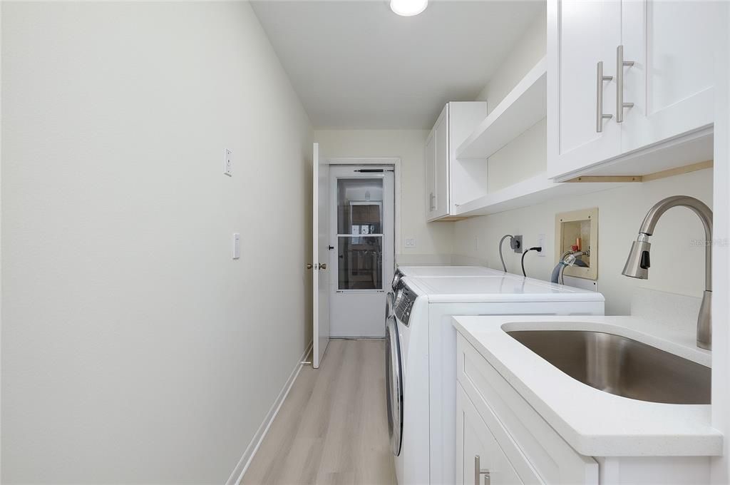 For Sale: $325,000 (3 beds, 2 baths, 1715 Square Feet)