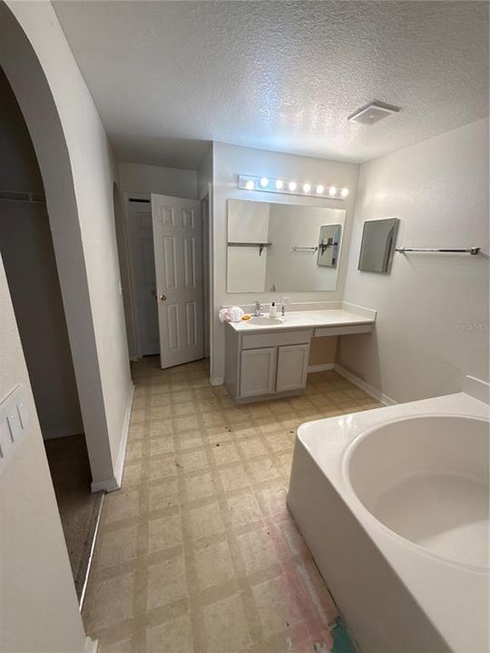 For Sale: $315,000 (5 beds, 3 baths, 2846 Square Feet)