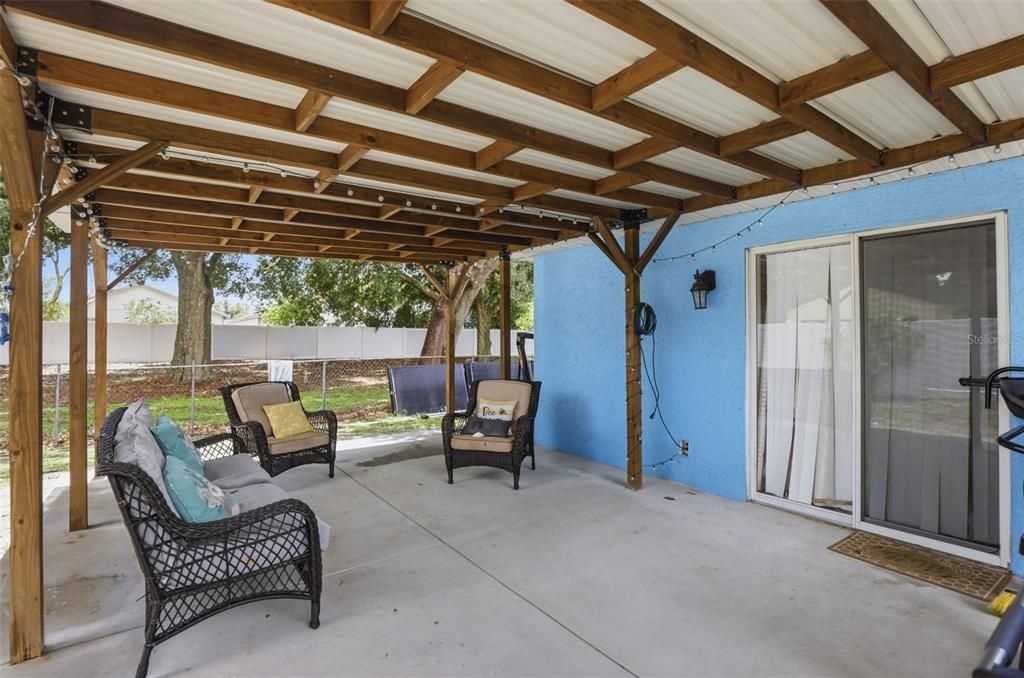 For Sale: $499,900 (4 beds, 2 baths, 1977 Square Feet)