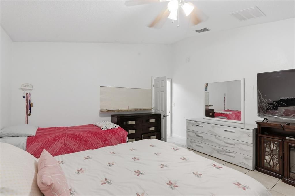 For Sale: $499,900 (4 beds, 2 baths, 1977 Square Feet)