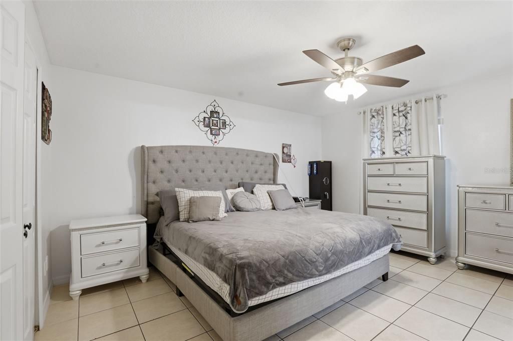 For Sale: $499,900 (4 beds, 2 baths, 1977 Square Feet)
