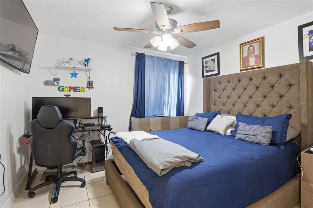 For Sale: $499,900 (4 beds, 2 baths, 1977 Square Feet)