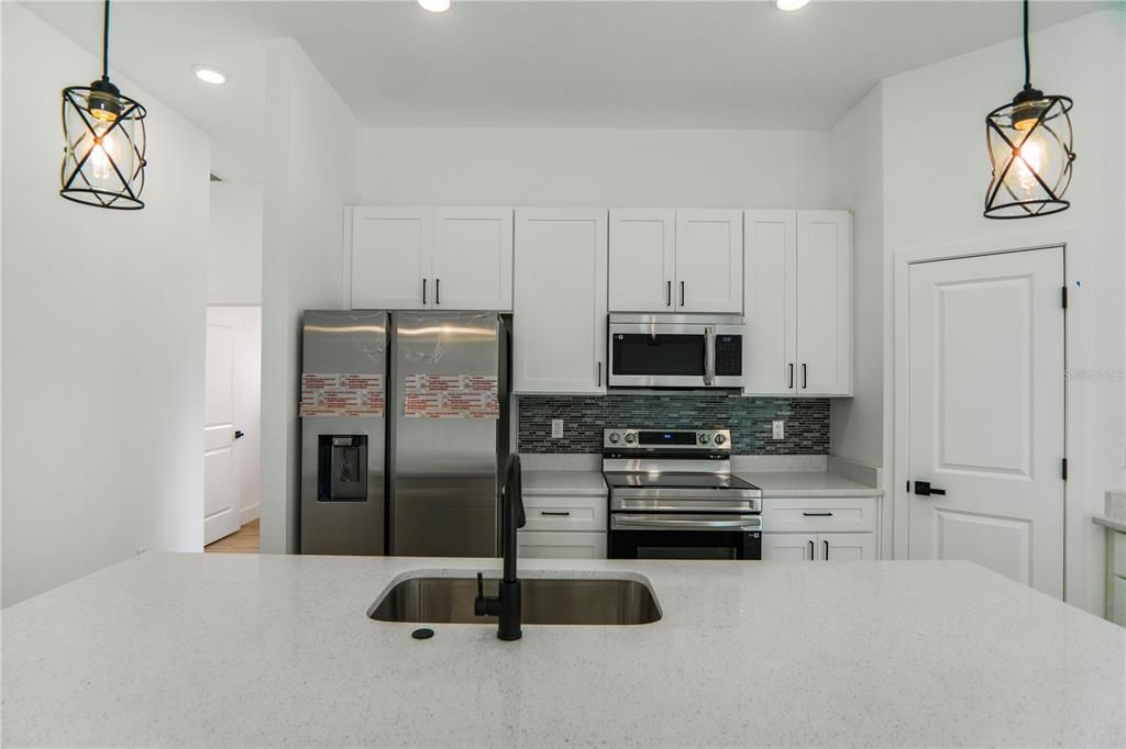 For Sale: $330,000 (4 beds, 3 baths, 1802 Square Feet)