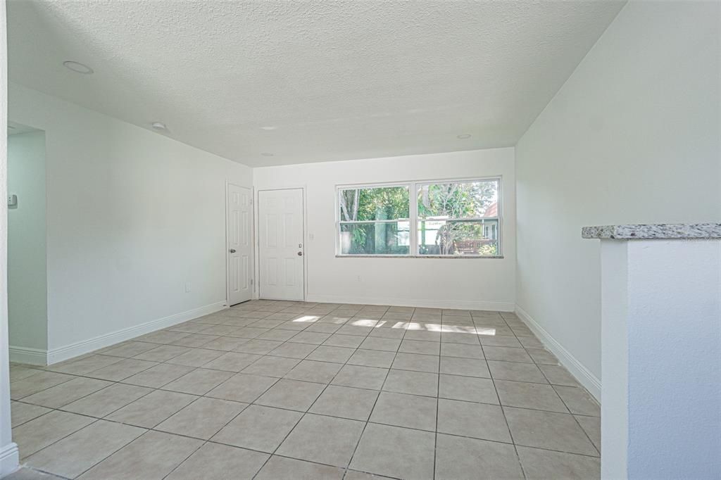 For Rent: $1,400 (1 beds, 1 baths, 620 Square Feet)