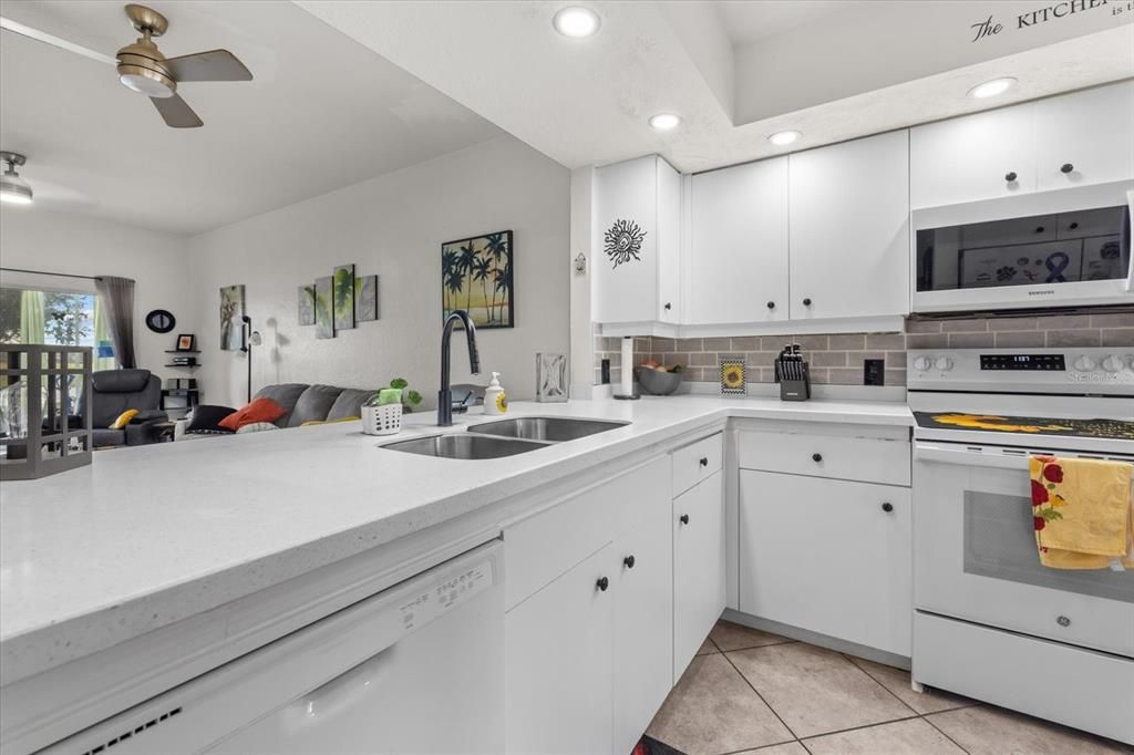 For Sale: $184,900 (2 beds, 2 baths, 1168 Square Feet)