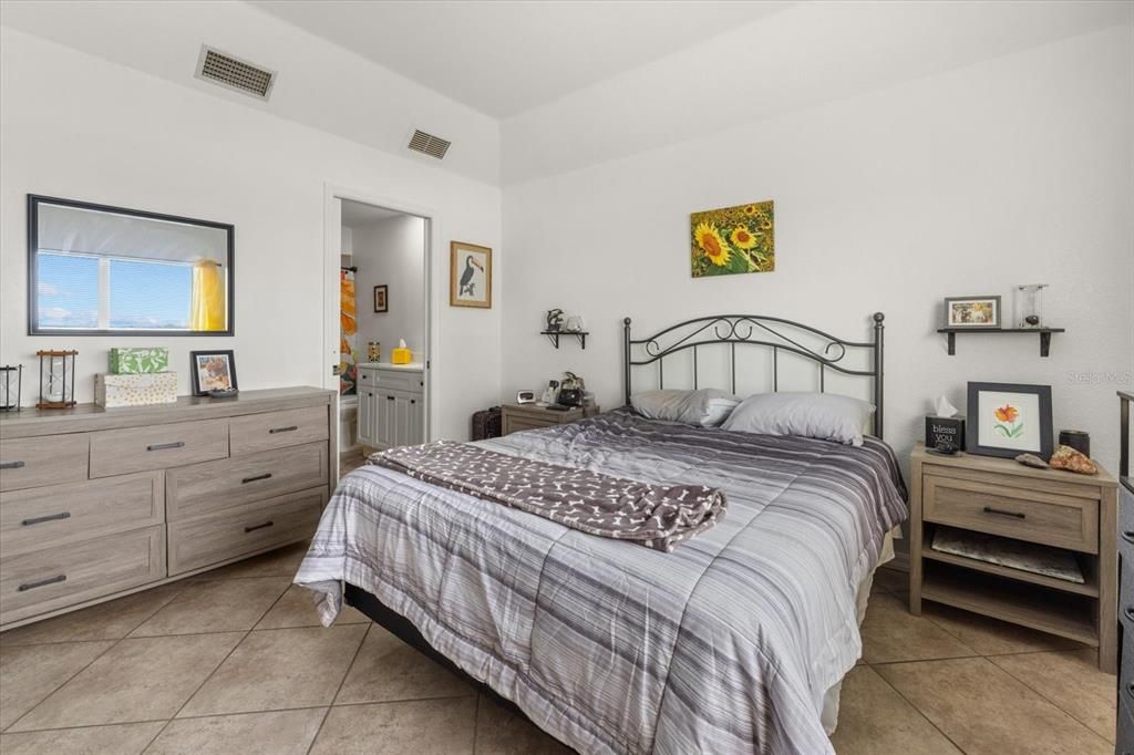 For Sale: $184,900 (2 beds, 2 baths, 1168 Square Feet)