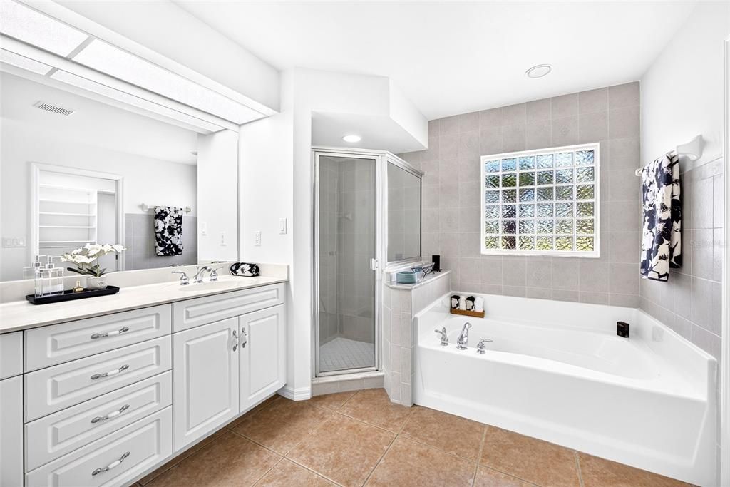 Под контрактом: $315,000 (3 спален, 2 ванн, 1901 Квадратных фут)