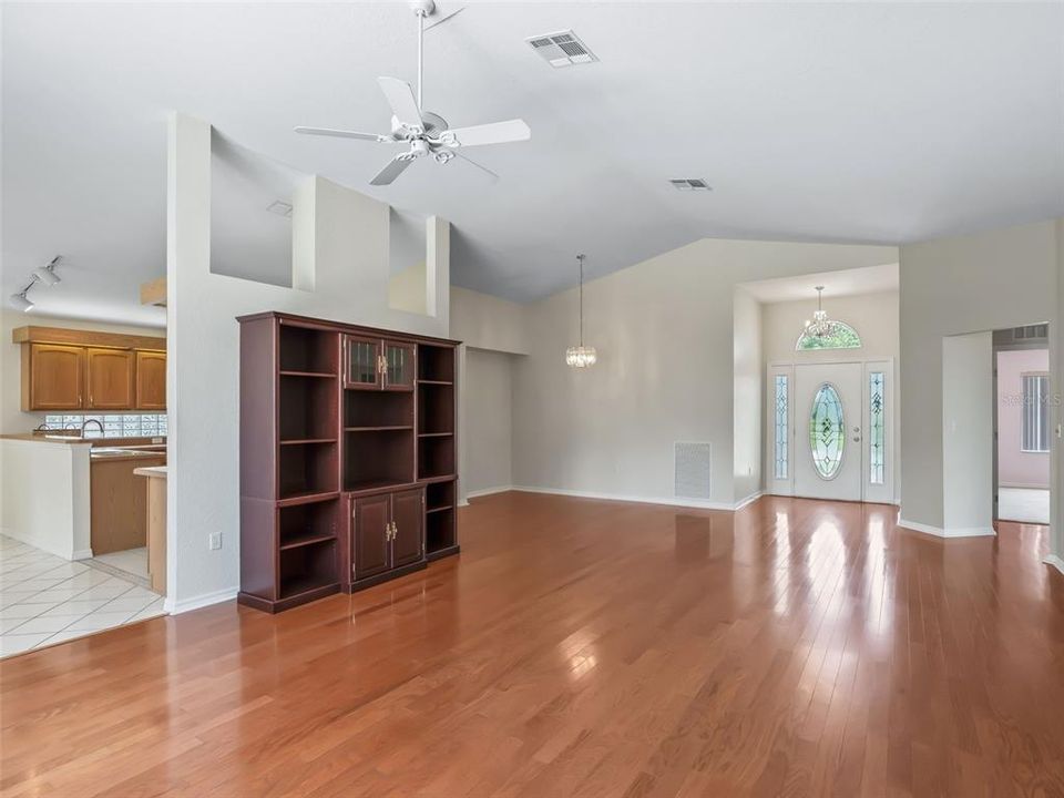 For Sale: $272,900 (3 beds, 2 baths, 1921 Square Feet)