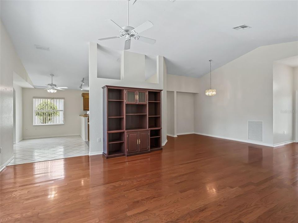 For Sale: $272,900 (3 beds, 2 baths, 1921 Square Feet)