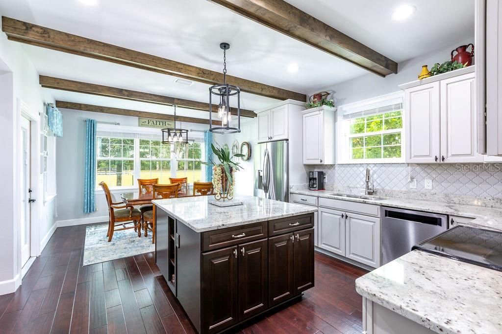 En Venta: $699,900 (3 camas, 2 baños, 2034 Pies cuadrados)