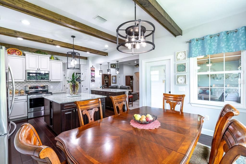 En Venta: $699,900 (3 camas, 2 baños, 2034 Pies cuadrados)