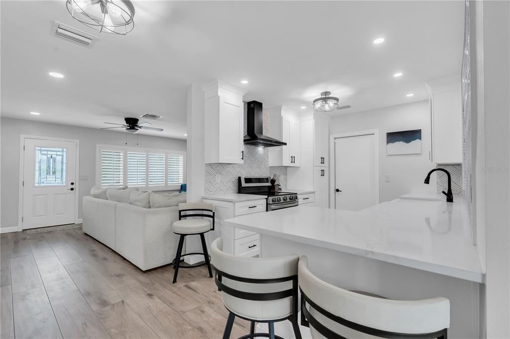 For Sale: $625,000 (2 beds, 2 baths, 1129 Square Feet)