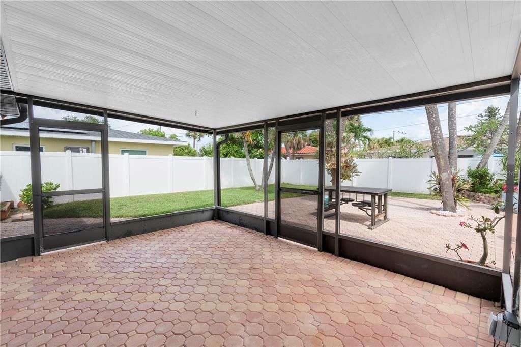 For Sale: $625,000 (2 beds, 2 baths, 1129 Square Feet)