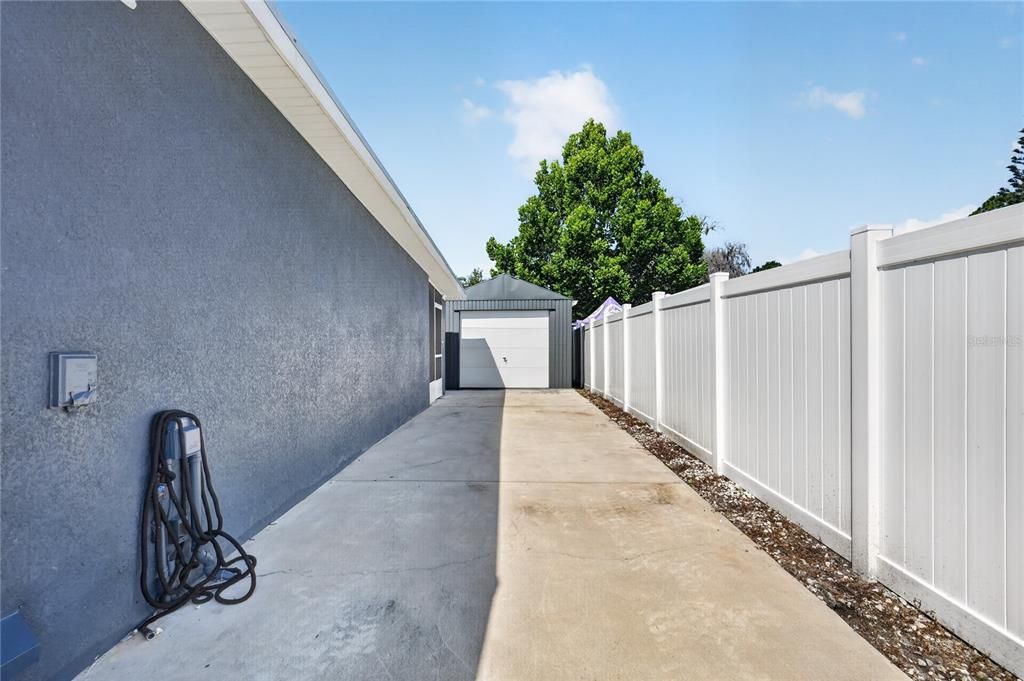 For Sale: $580,000 (5 beds, 2 baths, 1901 Square Feet)