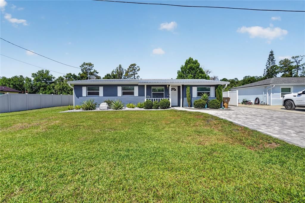For Sale: $580,000 (5 beds, 2 baths, 1901 Square Feet)