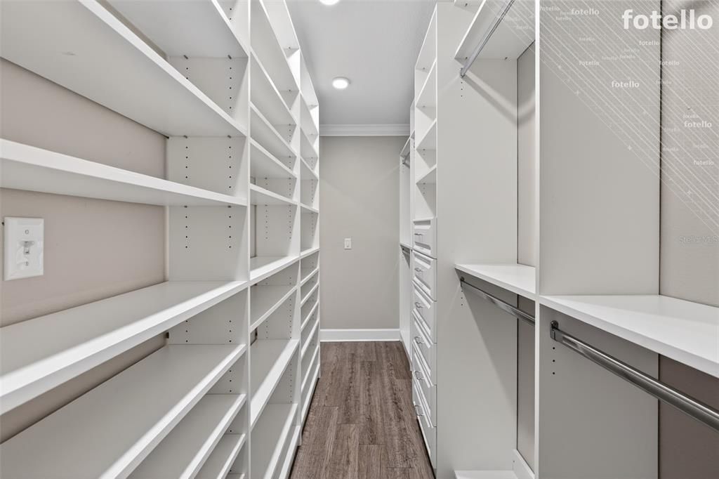 For Sale: $580,000 (5 beds, 2 baths, 1901 Square Feet)