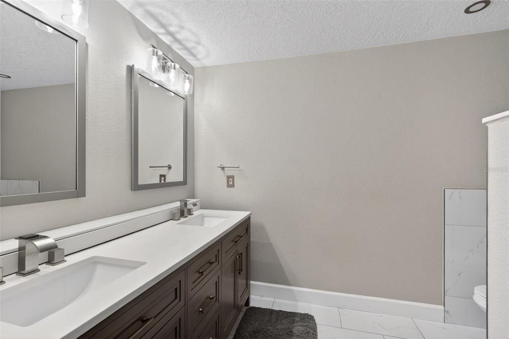 For Sale: $580,000 (5 beds, 2 baths, 1901 Square Feet)