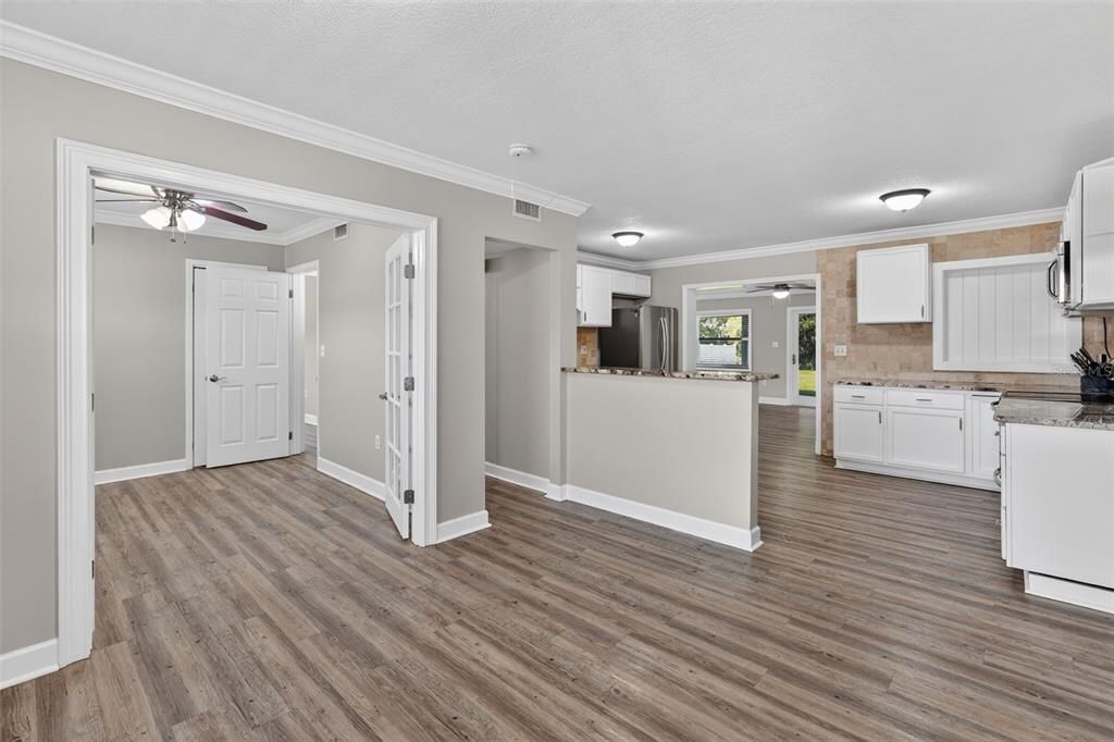 For Sale: $580,000 (5 beds, 2 baths, 1901 Square Feet)