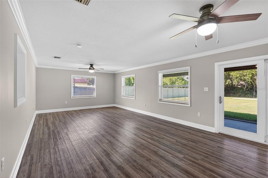 For Sale: $580,000 (5 beds, 2 baths, 1901 Square Feet)
