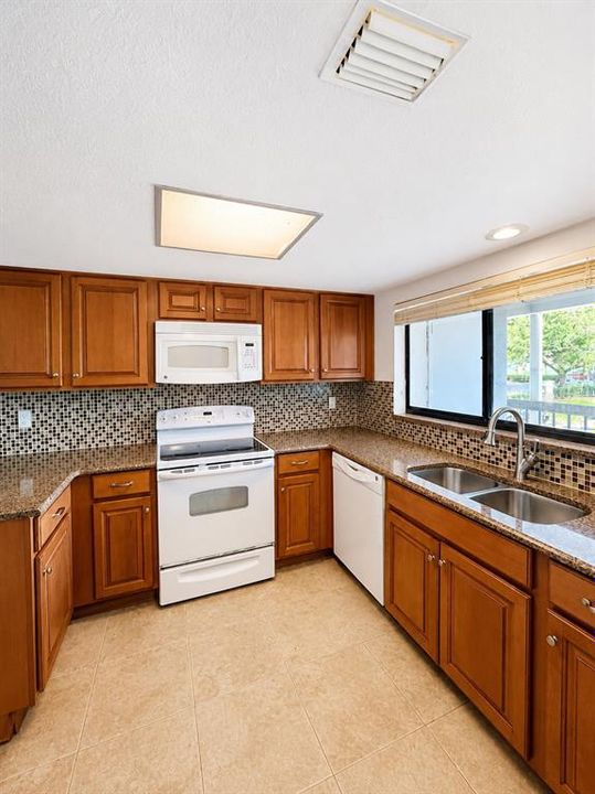 For Sale: $149,900 (2 beds, 2 baths, 1246 Square Feet)