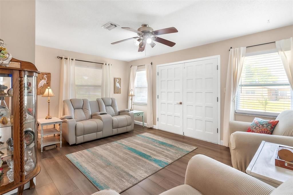 For Sale: $225,000 (4 beds, 1 baths, 1462 Square Feet)