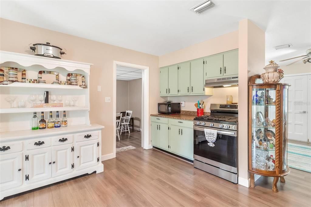 For Sale: $225,000 (4 beds, 1 baths, 1462 Square Feet)