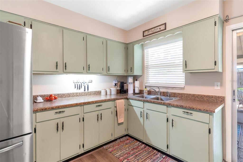 For Sale: $225,000 (4 beds, 1 baths, 1462 Square Feet)