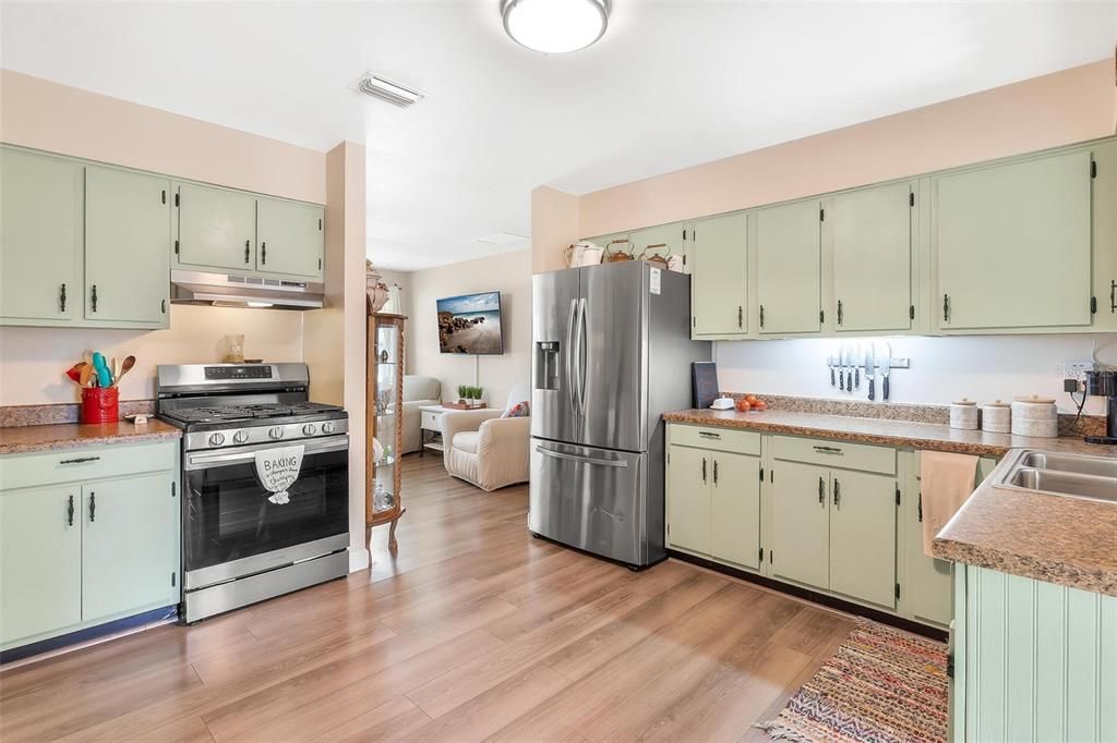For Sale: $225,000 (4 beds, 1 baths, 1462 Square Feet)