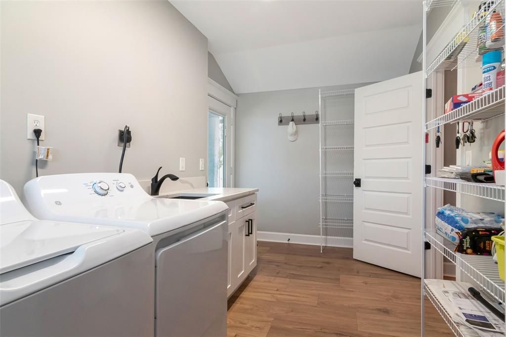 For Sale: $579,000 (2 beds, 1 baths, 1252 Square Feet)