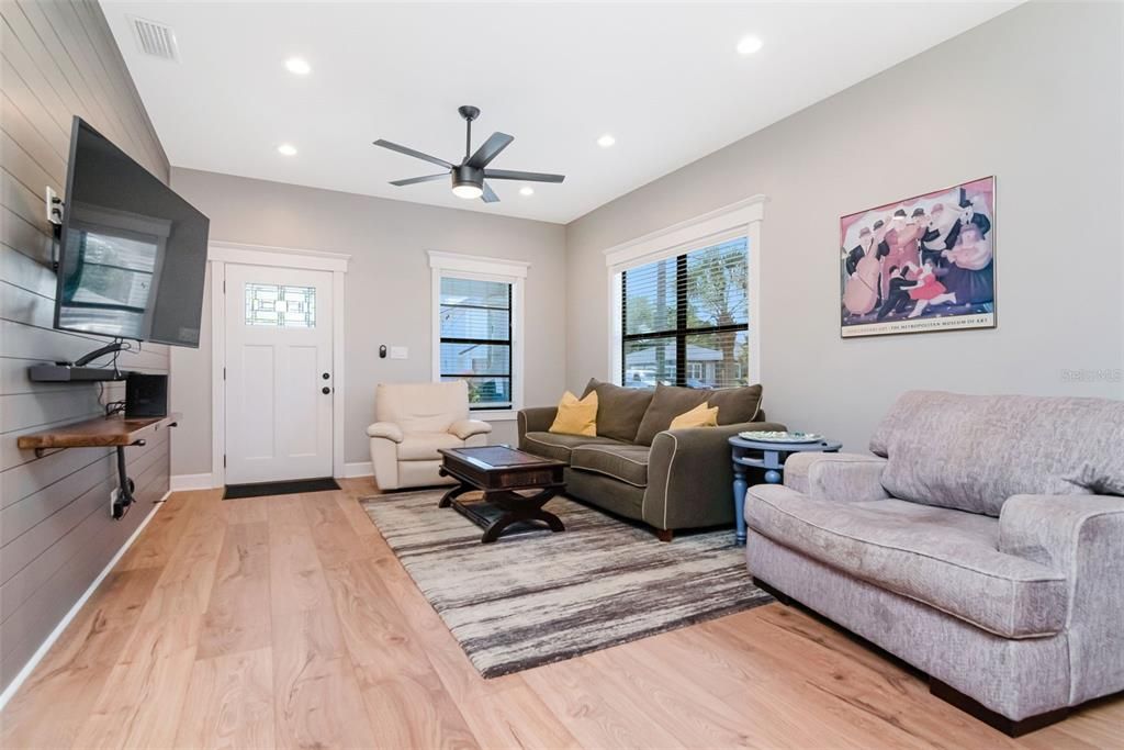 For Sale: $579,000 (2 beds, 1 baths, 1252 Square Feet)