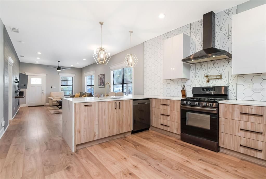 For Sale: $579,000 (2 beds, 1 baths, 1252 Square Feet)